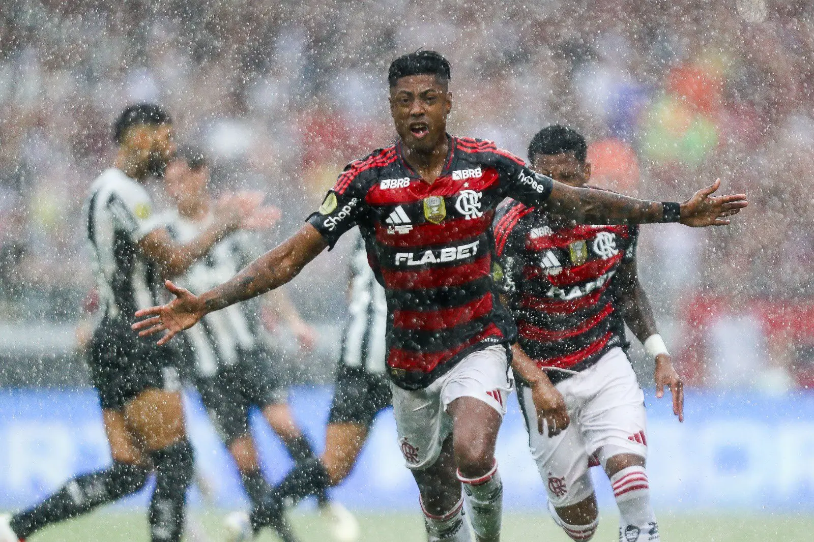 Em jogo adiado da sétima rodada do Campeonato Carioca, Flamengo e Botafogo entram em campo nesta quarta-feira, 12 de fevereiro, às 21h30 de Brasília, no Estádio do Maracanã.