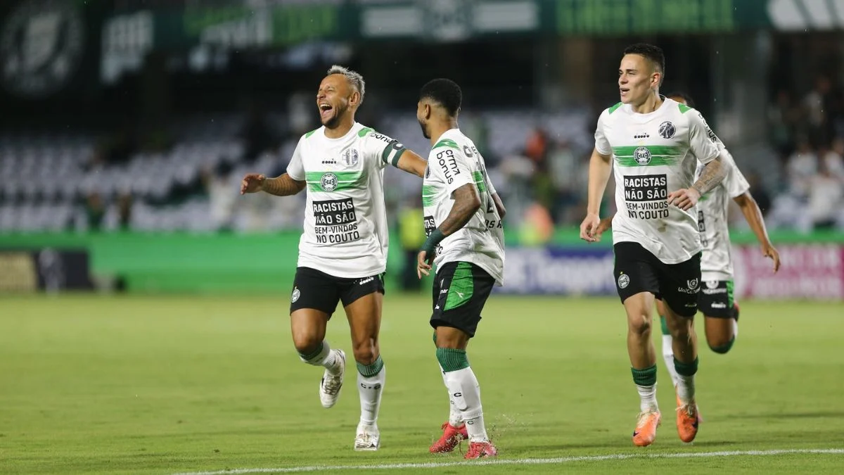 No domingo, 2/02, às 18h30 de Brasília, Cianorte e Coritiba se enfrentam pela 7º rodada do Campeonato Paranaense de 2025. O jogo acontece no Estádio Albino Turbay, em Cianorte.