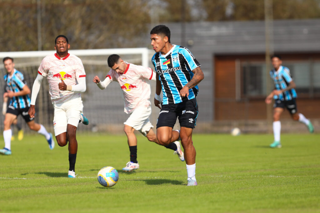 Tentando sair da zona de rebaixamento, o Grêmio recebe o Red Bull Bragantino nesta quarta-feira, 14 de maio, às 15h no horário de Brasília, pela décima rodada do Campeonato Brasileiro Sub-20.