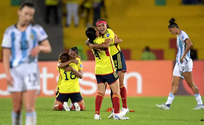 Colômbia e Argentina em campo pela Copa América Feminina de 2025.