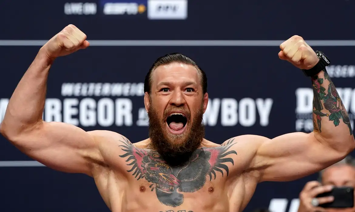 Sem lutar desde 2021, Conor McGregor vira notícia por suposta exclusão do UFC, mas Dana White desmente informação.