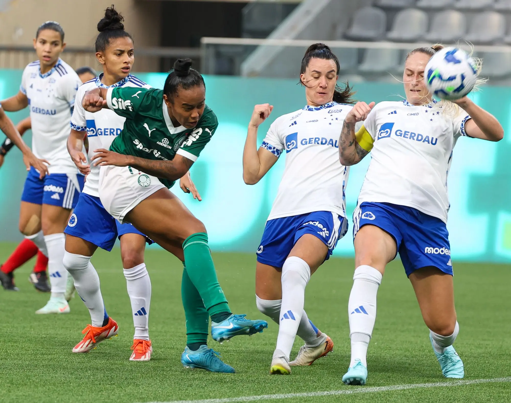 Palmeiras e Cruzeiro entram em campo neste domingo, 24 de agosto, às 10h30 de Brasília, pela partida de ida das semifinais do Campeonato Brasileiro Feminno da Série A1.