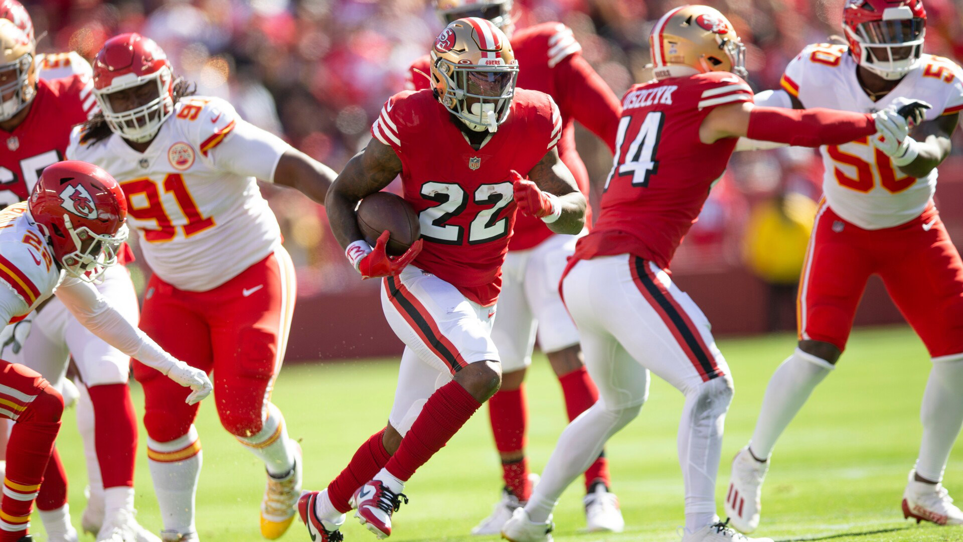 Com a lista de lesionados cheia de running backs, San Francisco 49ers trabalha para trazer Jeff Wilson de volta por um ano.