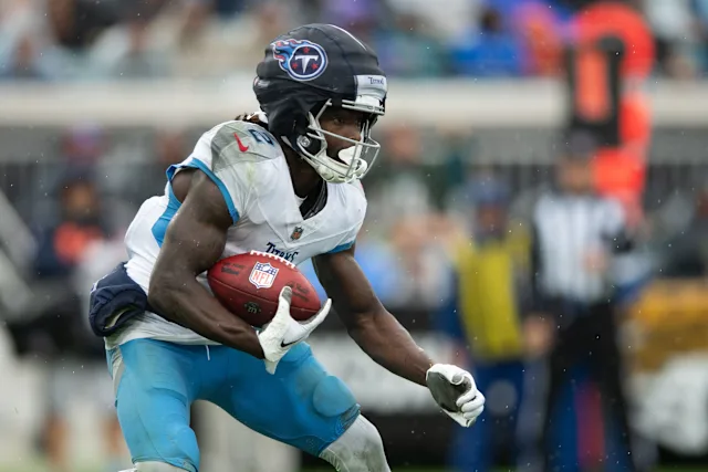 Tyjae Spears sofre lesão no tornozelo contra os Buccaneers e fica fora do restante da pré-temporada do Tennessee Titans.