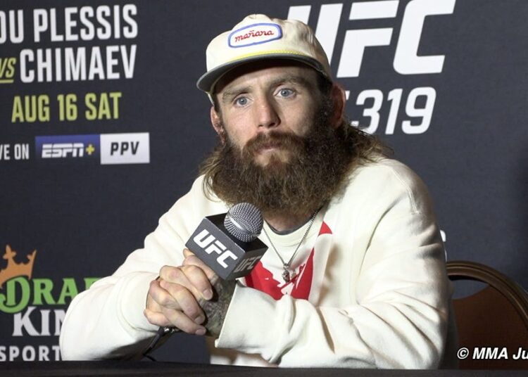 Aos 38 anos, Tim Elliot vai enfrentar Kai Asakura neste sábado, 16, no card principal do UFC 319. Ele é considerado um Gatekeeper.