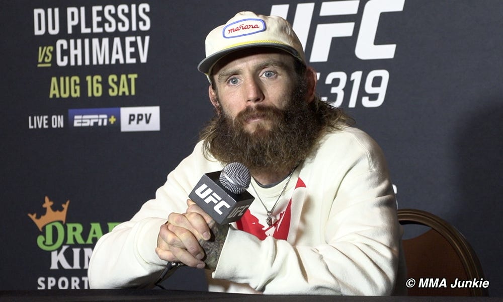 Aos 38 anos, Tim Elliot vai enfrentar Kai Asakura neste sábado, 16, no card principal do UFC 319. Ele é considerado um Gatekeeper.