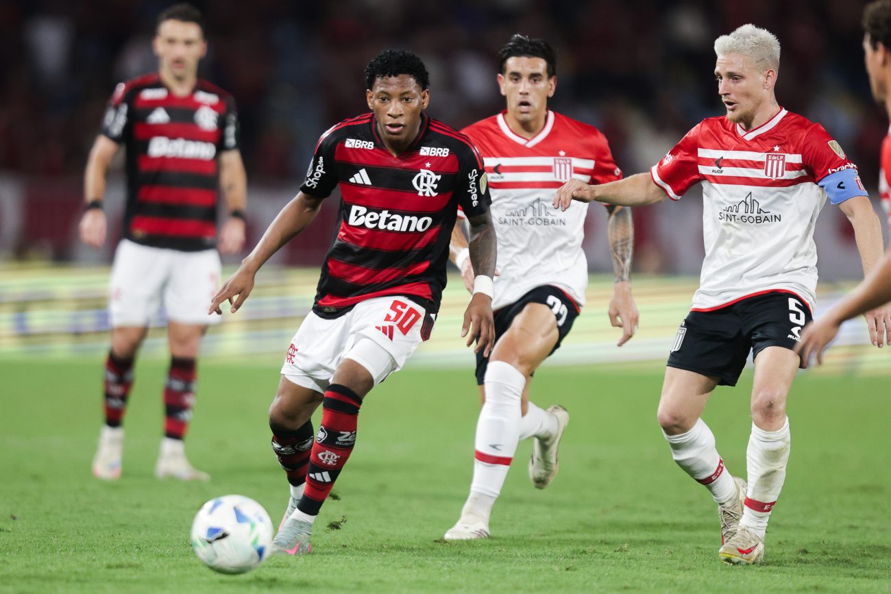 O Estudiantes recebe o Flamengo pelo jogo de volta das quartas de final da Copa Libertadores da América no Estádio Ciudad de la Plata, na Argentina, nesta quinta-feira, 25/09, às 21h30 (Brasília).