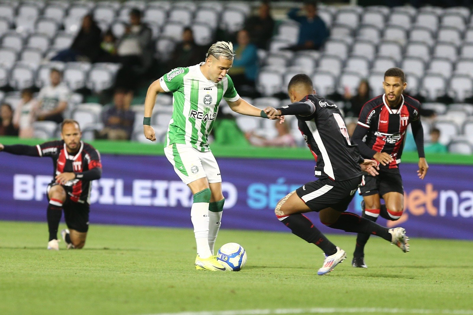 No Estádio Couto Pereira, o Coritiba recebe o Botafogo-SP pela 30º rodada do Campeonato Brasileiro da Série B de 2025. A