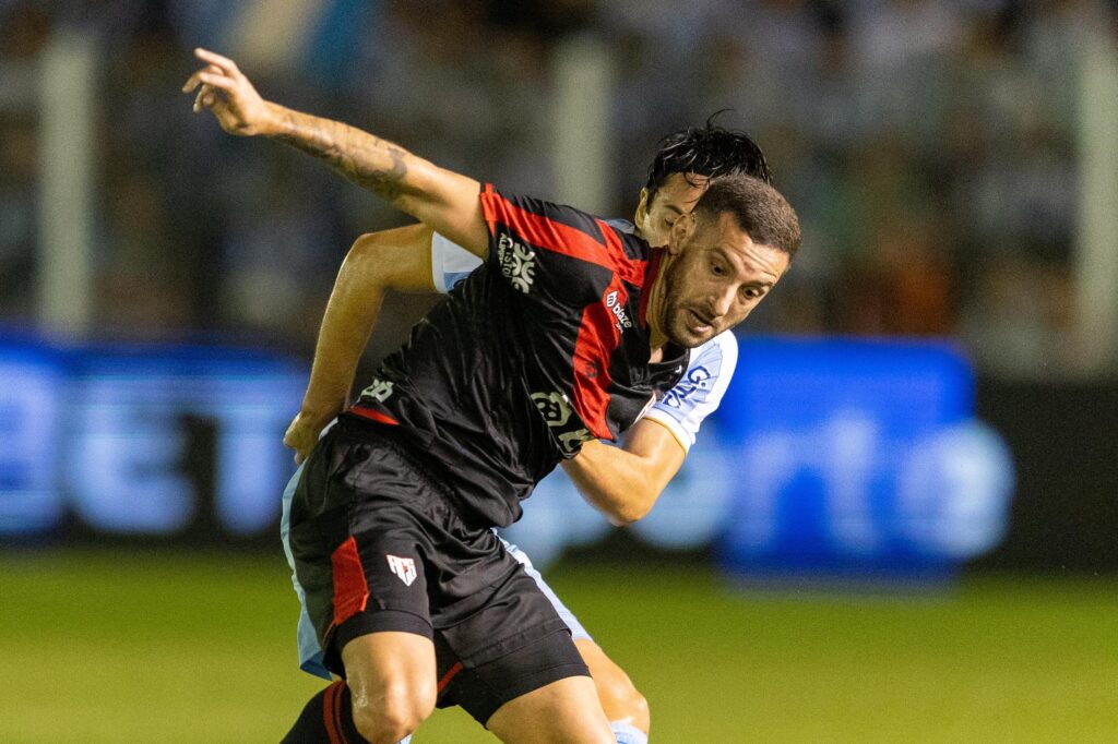 O Atlético Goianiense tenta aproveitar a péssima fase do Paysandu para se recuperar na Série B.