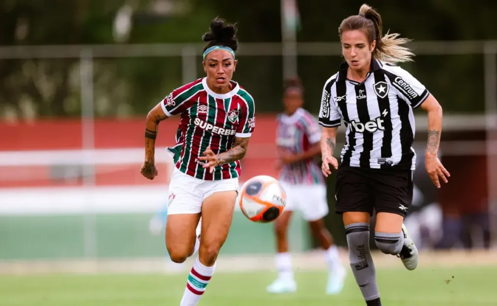 No domingo, 2 de novembro, às 15h (Brasília), Botafogo e Fluminense se enfrentam pelo jogo de ida do Campeonato Carioca Feminino 2025.