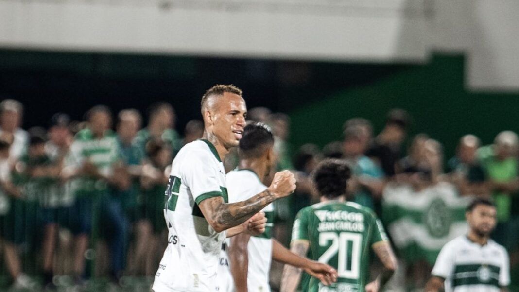Operário x Coritiba se enfrentam pelo jogo de ida das Semifinais do Campeonato Paranaense. O jogo está marcado para o sábado, 14/02, às 16h45 (Brasília), no Estádio Germano Kruger, no Paraná.
