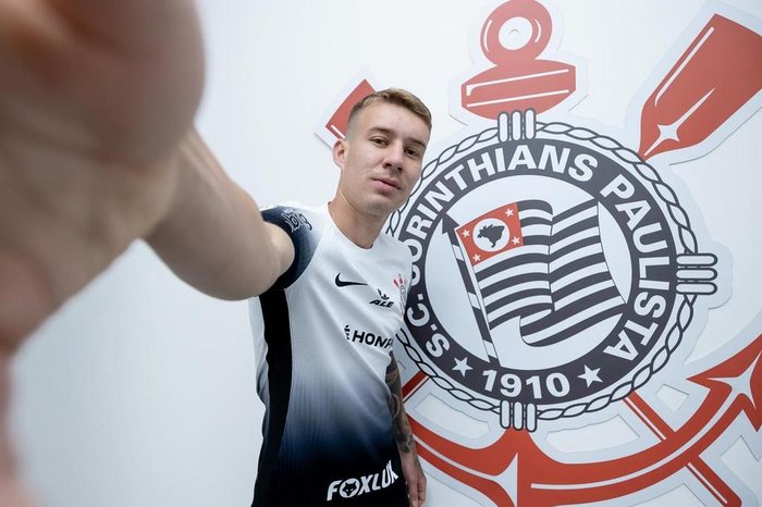 No Corinthians desde 2024, Charles pode deixar o clube rumo ao Coritiba.