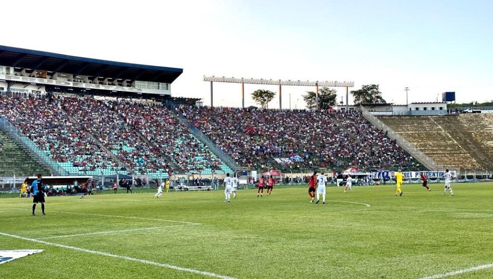 Jogadores de Grêmio Prudente x Bandeirante em campo para a partida da Copa Paulista na segunda-feira (27/07).
