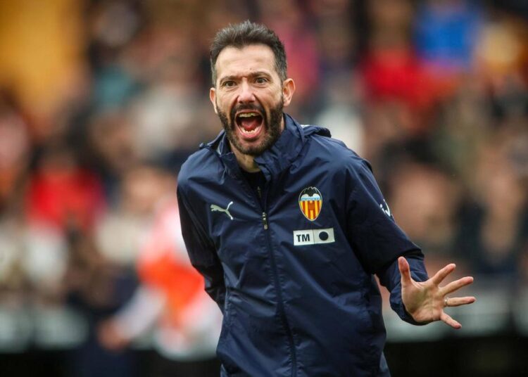 Carlos Corberan prepara o Valencia para o amistoso contra o Derby County na terça-feira (28/07).