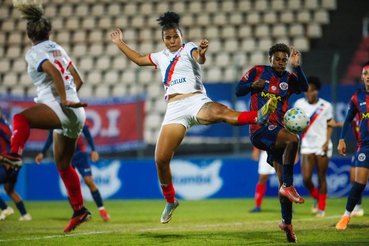 Jogadores de Bahia Feminino x Botafogo Feminino em campo na segunda-feira (27/05). Palpite para o jogo.