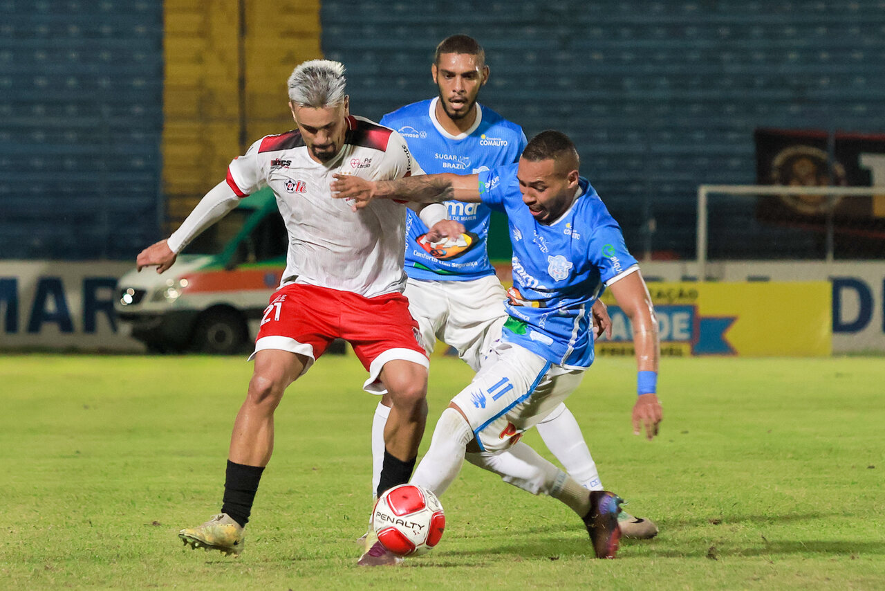 Jogadores de Bandeirante x Marília disputam bola na Copa Paulista.