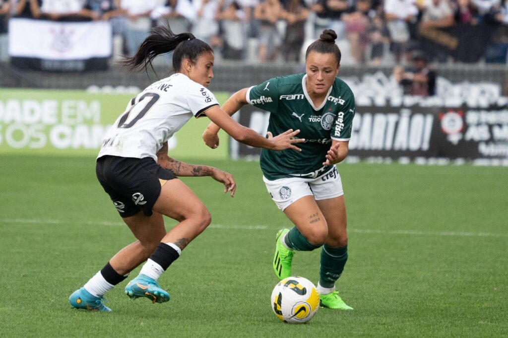 Jogadoras de Palmeiras Feminino x Corinthians Feminino em campo para mais uma rodada do Paulistão.