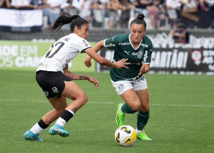 Jogadoras de Palmeiras Feminino x Corinthians Feminino em campo para mais uma rodada do Paulistão.
