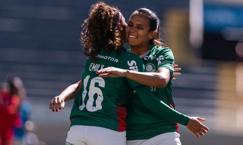 Jogadoras do Mixto Feminino e Palmeiras Feminino em campo pelo Brasileirão Feminino 2026.