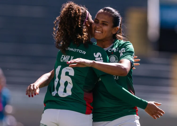 Jogadoras do Mixto Feminino e Palmeiras Feminino em campo pelo Brasileirão Feminino 2026.