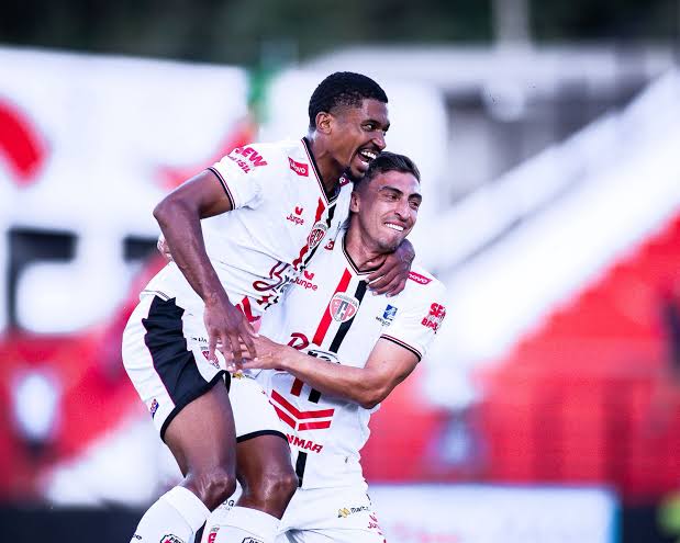 Jogadores do Primavera e do Osasco Sporting disputando a bola pela 2ª rodada do Grupo 03 da Copa Paulista no Estádio Ítalo Mário Limongi.