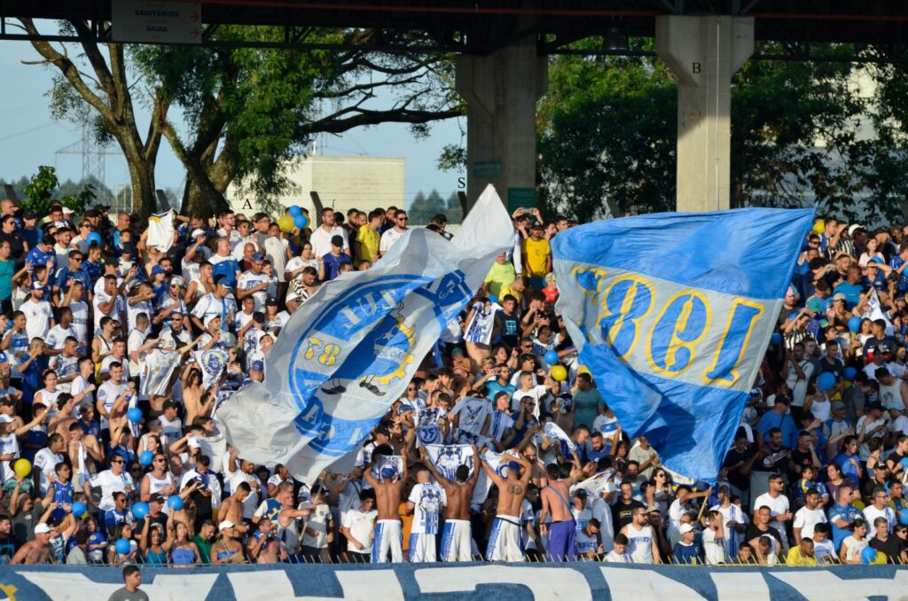 Jogadores do São José e São Bernardo em disputa de bola no Estádio Martins Pereira pelo Grupo 04 da Copa Paulista.