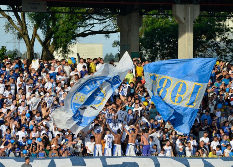 Jogadores do São José e São Bernardo em disputa de bola no Estádio Martins Pereira pelo Grupo 04 da Copa Paulista.