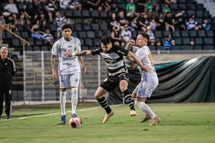 Jogadores do XV de Piracicaba e Comercial em disputa de bola pelo Grupo 02 da Copa Paulista no Estádio Barão da Serra Negra.
