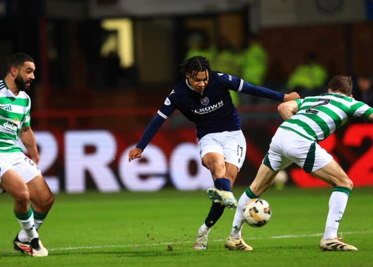 Jogadores do Celtic comemoram gol diante de sua torcida. O time recebe o Dundee FC na estreia do Campeonato Escocês.