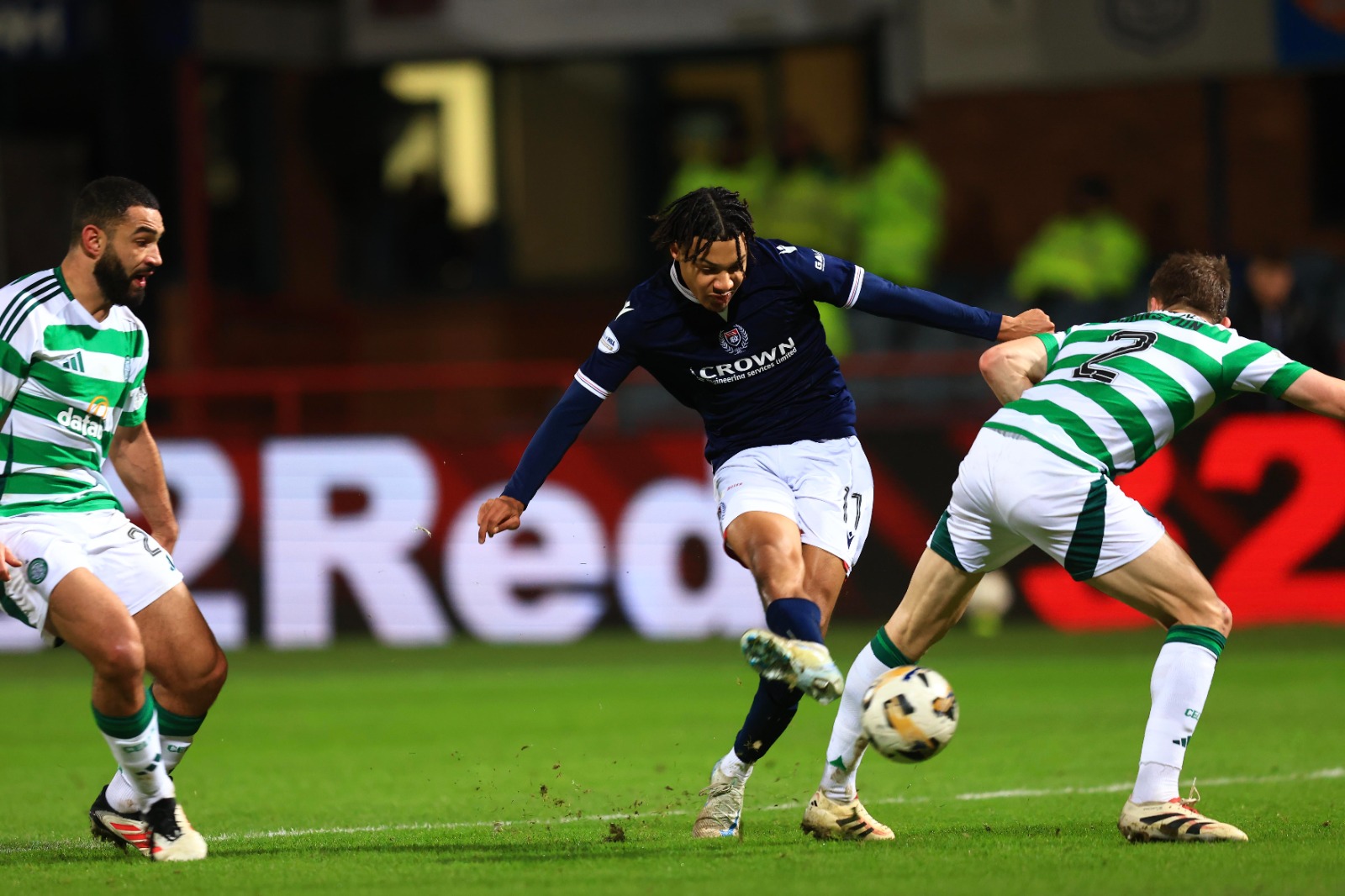 Jogadores do Celtic comemoram gol diante de sua torcida. O time recebe o Dundee FC na estreia do Campeonato Escocês.