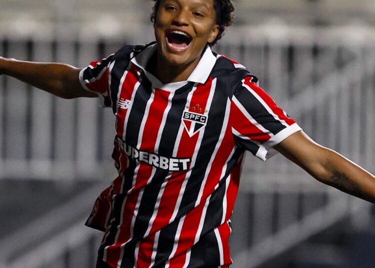 Jogadora do São Paulo comemora gol. O Tricolor enfrenta o Vitória pelo Brasileirão Feminino hoje (01/08) no Barradão.