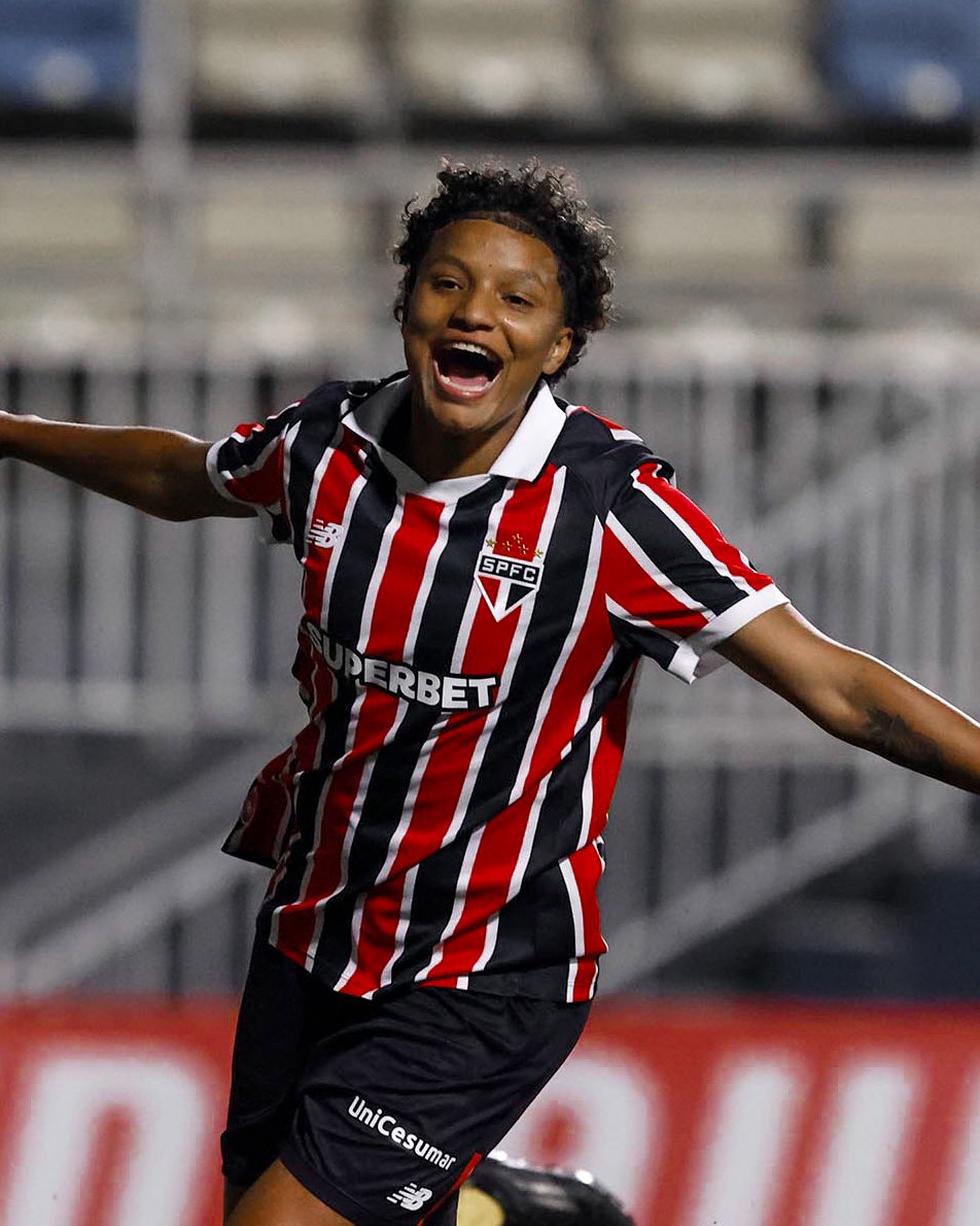 Jogadora do São Paulo comemora gol. O Tricolor enfrenta o Vitória pelo Brasileirão Feminino hoje (01/08) no Barradão.