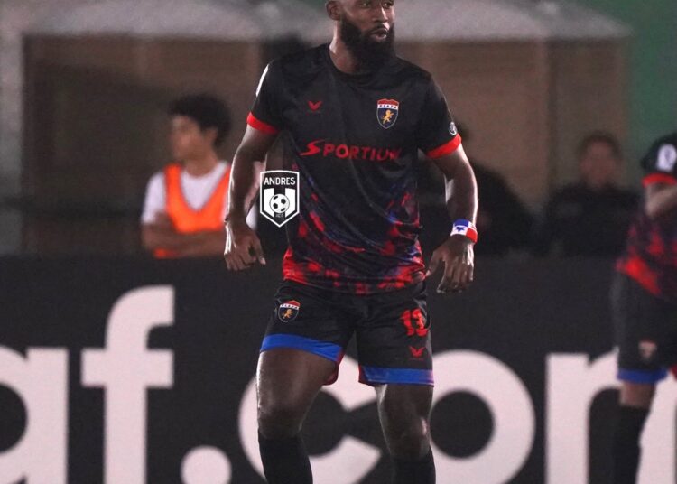 Jogador do Plaza Amador em campo. O time recebe o Luis Ángel Firpo pela Copa Centro-Americana.
