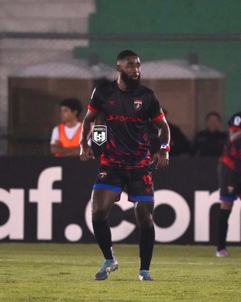 Jogador do Plaza Amador em campo. O time recebe o Luis Ángel Firpo pela Copa Centro-Americana.