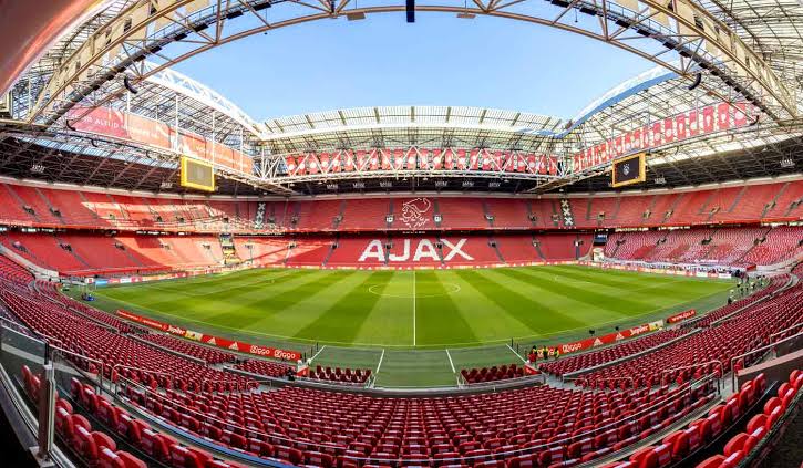 Saiba onde assistir ao jogo entre Ajax e Shelbourne nesta quinta-feira (06/08). Confira a transmissão, análise das equipes e palpite.