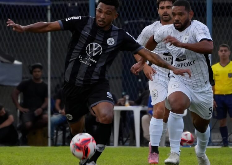 Jogadores de Americano x Resende disputam bola na final do Carioca A2.