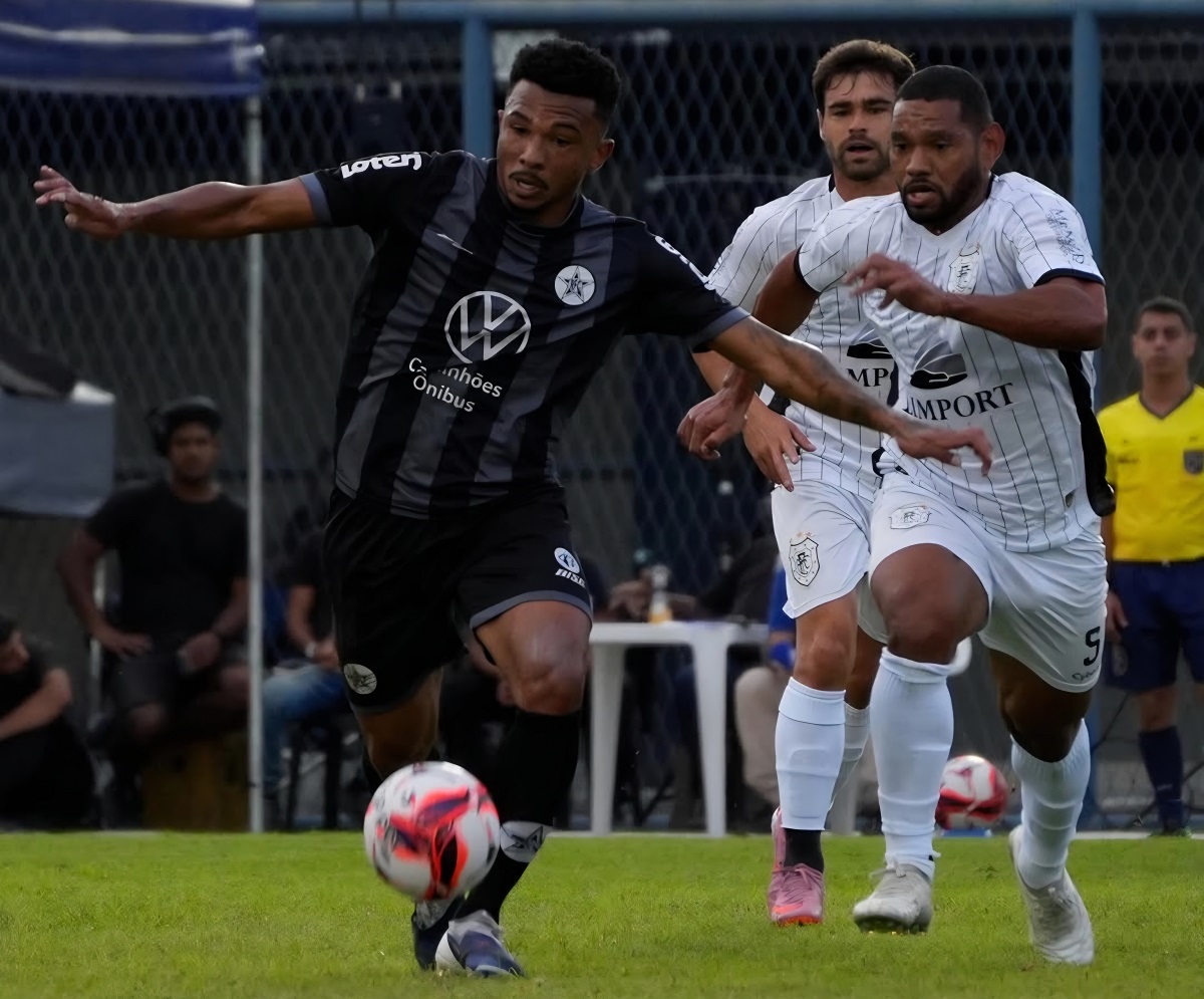 Jogadores de Americano x Resende disputam bola na final do Carioca A2.
