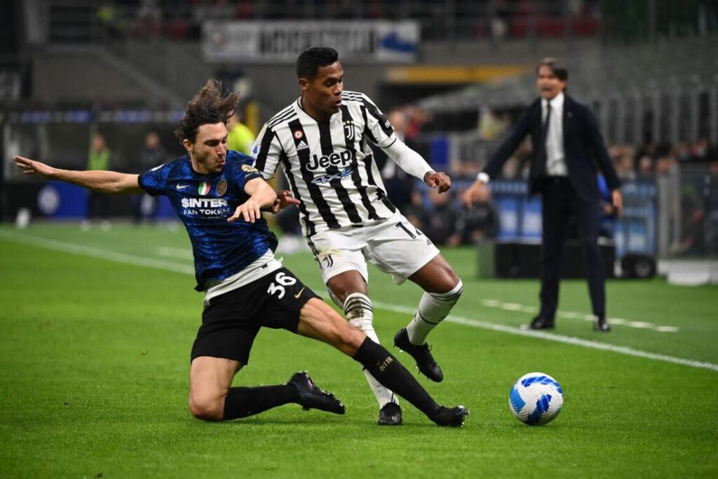 Jogadores de Inter x Juventus disputam a bola.