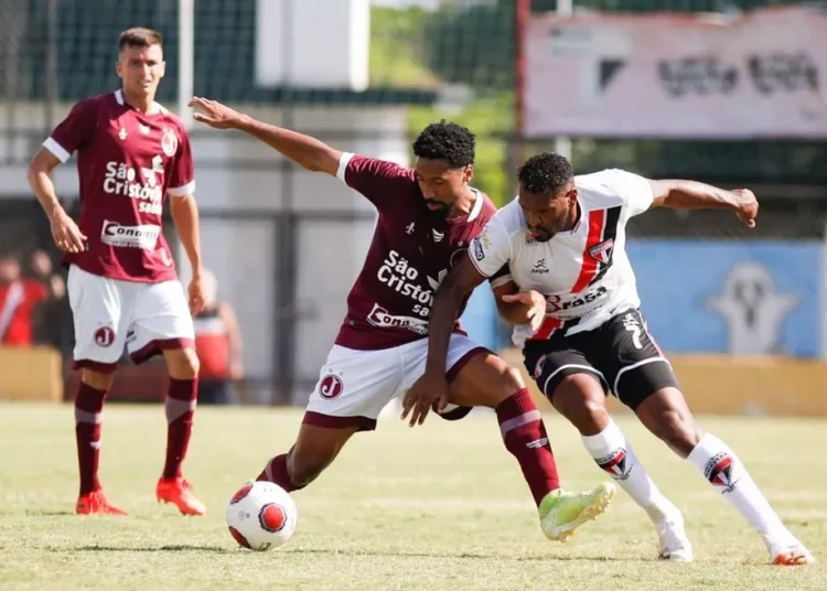 Jogadores de Juventus x Primavera em disputa de bola no gramado pela Copa Paulista.