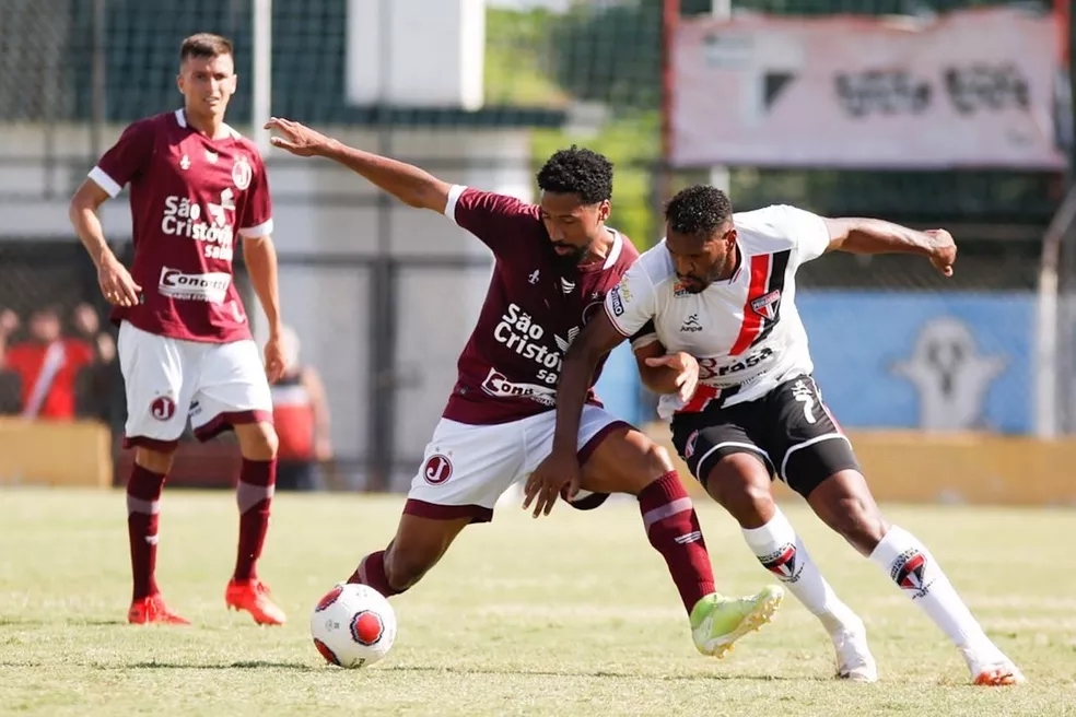 Jogadores de Juventus x Primavera em disputa de bola no gramado pela Copa Paulista.