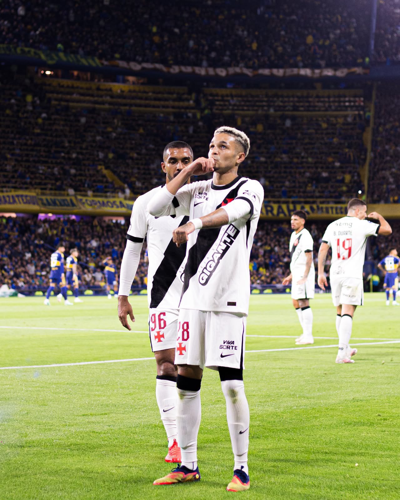 Adson coloca o Vasco próximo da final